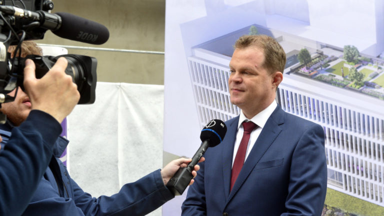 Koltay András, a Nemzeti Média- és Hírközlési Hatóság (NMHH) elnöke interjút ad a közmédia stábjának a hatóság új hírközlési mérőkomplexumának bokrétaünnepségén Budapesten, a XIII. kerületben 2022. április 27-én.