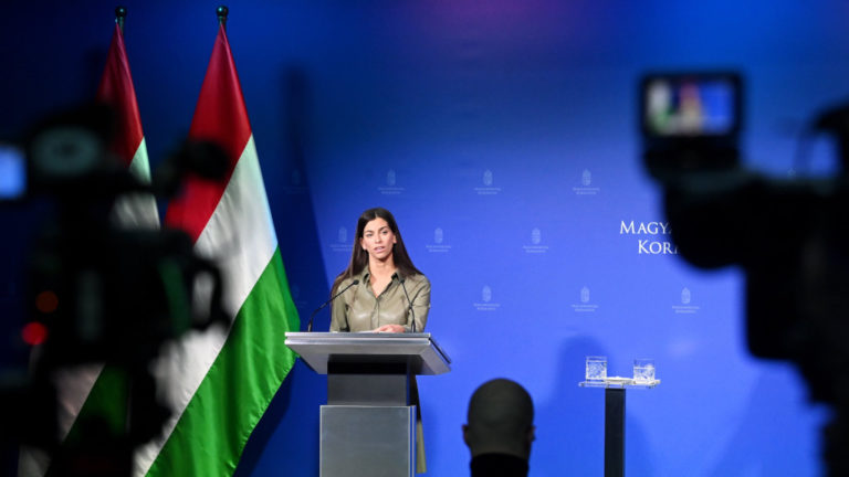 Szentkirályi Alexandra kormányszóvivő a Kormányinfó sajtótájékoztatón a Miniszterelnöki Kabinetiroda Garibaldi utcai sajtótermében 2022. április 21-én.