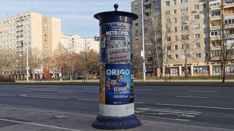 Metropol és Origo hirdetés közterületen Budapesten