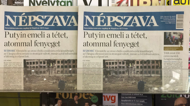 A Népszava egy újságosnál 2022.02.28-án, a címlapon: Putyin emeli a tétet, atommal fenyeget