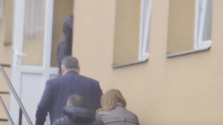 Orbán Viktor miniszterelnök az egyik eltitkolni próbált kampányhelyszínen