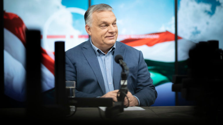 A Miniszterelnöki Sajtóiroda által közreadott képen Orbán Viktor miniszterelnök interjút ad a Jó reggelt, Magyarország! című műsorban a Kossuth Rádió stúdiójában 2022. április 1-jén.