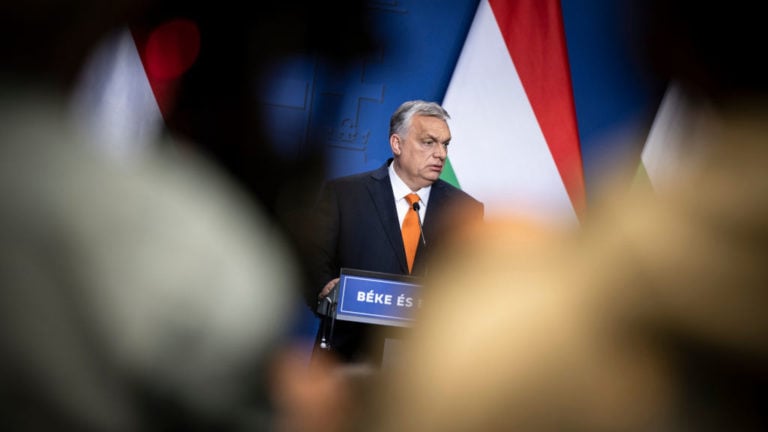 A Miniszterelnöki Sajtóiroda által közreadott képen Orbán Viktor miniszterelnök nemzetközi sajtótájékoztatót tart a Karmelita kolostorban 2022. április 6-án.