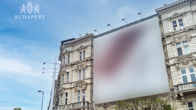 Reklámháló egy fővárosi épület homlokzatán.