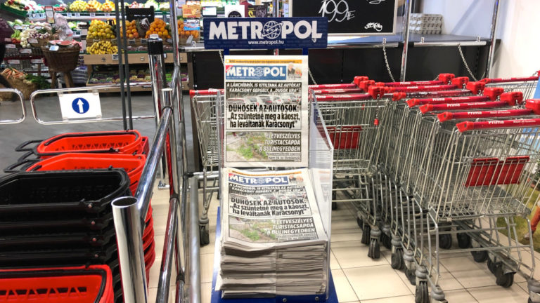 Metropol újság egy élelmiszerboltban