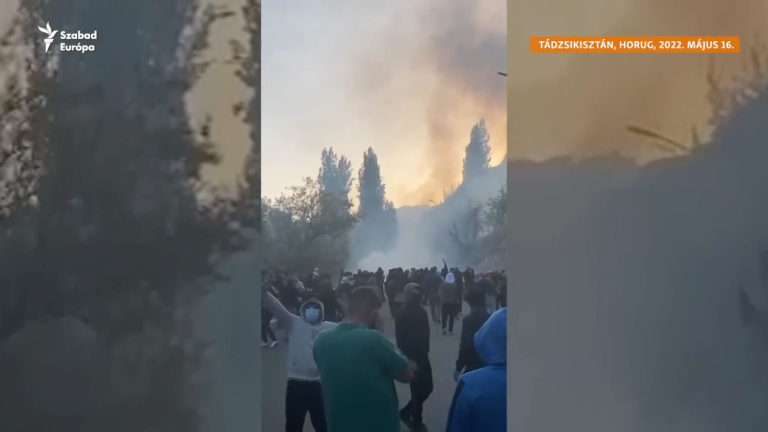 Demonstráció Tádzsikisztánban 2022. május 16-án.