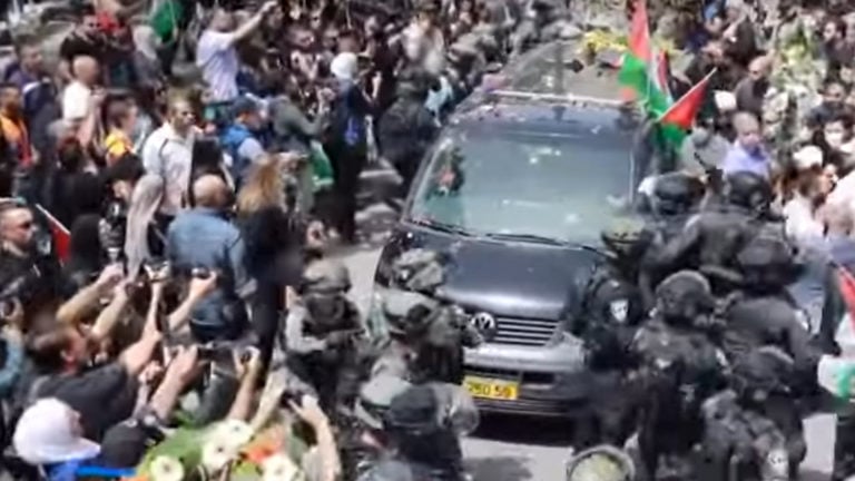 Botrány robbant ki Sirín Abu Akla, az Al Jazeera lelőtt riporterének temetésén