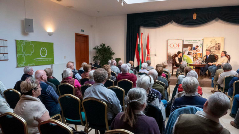 A CÖF egyik rendezvénye, a háttérben a Szerencsejáték Zrt. hirdetésével.