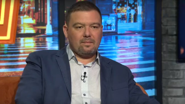 Huth Gergely, a Pesti TV műsorvezetőjeként