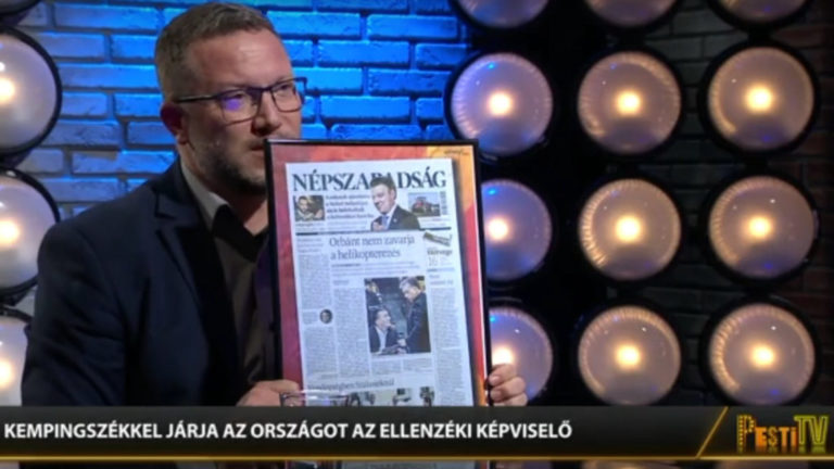 Ujhelyi István MSZP-s politikus a megszűnő Pesti TV május 16-i adásában a bezárt Népszabadság utolsó lapszámával