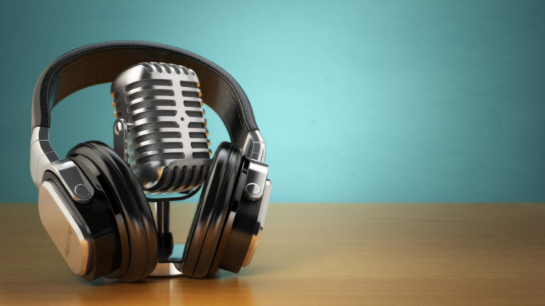 Rádió, stúdió, mikrofon, fejhallgató.