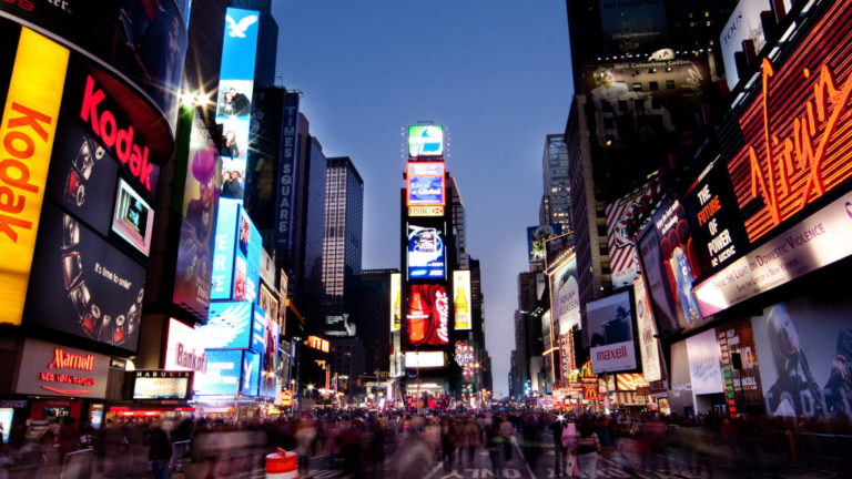 Közterületi reklámok a Times Square-en, New Yorkban.