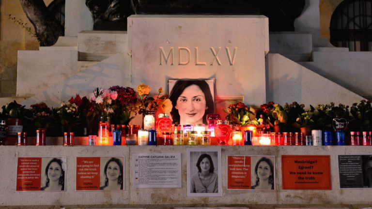 Daphne Caruana Galizia máltai újságírónő emlékműve Vallettában, Máltán.