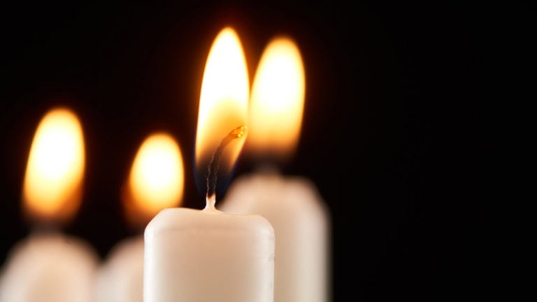 Gyertya, gyász, halál.