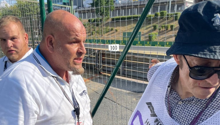 Mark Thompson, a Getty fotósa és a Valton Security embere a Forma1 Hungaroringen megrendezett szabadedzése közbeni erőszak után