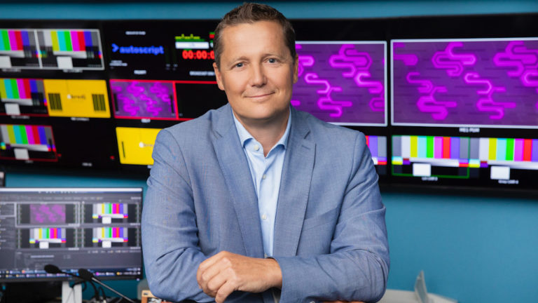 Szabó Péter, a Media Vivantis operatív vezérigazgatója a Life TV és az Ozone TV vezérlőtermében