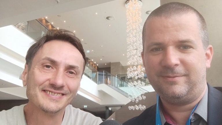 Mong Attila (balra) és Szalay Dániel (Media1) jobbra a Media1 interjújának készíŧésekor 2022. június végén