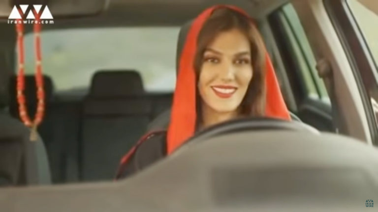 Iráni nő egy jégkrémreklámban.