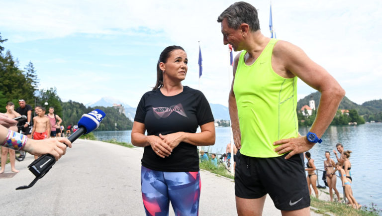 Novák Katalin magyar és Borut Pahor szlovén államfõ nyilatkozik egy tévéstábnak a Bledi-tó partján 2022. július 14-én.