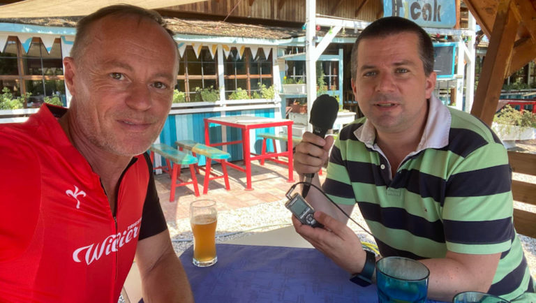 Szombathy Pál, a 168 Óra új és az Index egykori főszerkesztőjével interjúzik Szalay Dániel, a Media1 főszerkesztője egy gárdonyi bisztró előtt