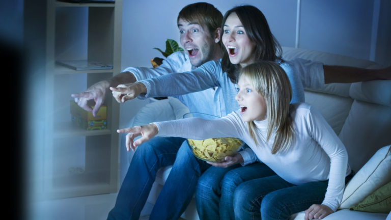 Egy család televíziózik.