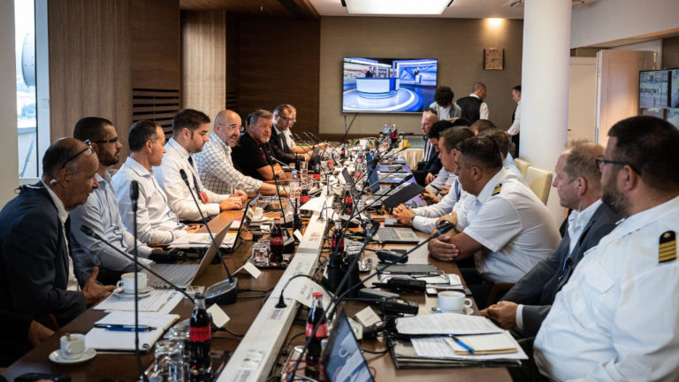 Az augusztus 20-i nemzeti ünnep biztonságos lebonyolításáért felelős operatív törzs ülése, háttérben az M1 adásával.