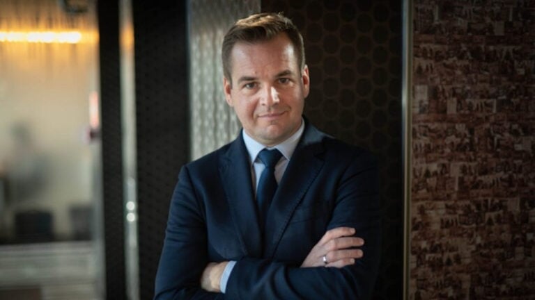 Németh Balázs, az MTVA / M1 Híradó műsorvezetője