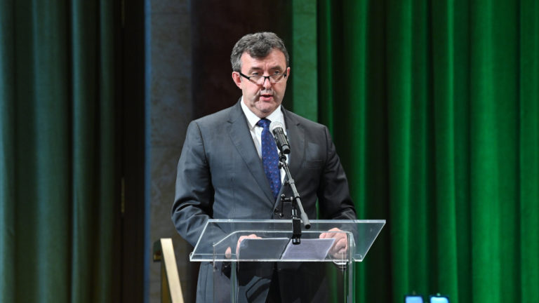 Palkovics László technológiai és ipari miniszter beszédet mond az államalapítás tiszteletére rendezett ünnepségen a Pesti Vigadó dísztermében 2022. augusztus 22-én.