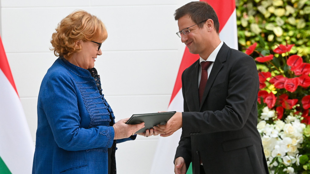 Gulyás Gergely, a Miniszterelnökséget vezető miniszter átadja a Magyar Érdemrend lovagkeresztje kitüntetést Siklósi Beatrix újságírónak, a Kossuth Rádió csatornaigazgatójának az államalapítás napja alkalmából tartott, állami kitüntetések átadásával egybekötött ünnepségen a Károlyi-Csekonics-palotában 2022. augusztus 19-én.