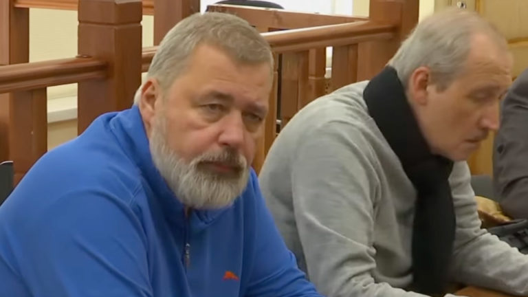 Dmitrij Muratov, a Novaja Gazeta főszerkesztője a lap betiltásáról szóló bírósági ülésen.