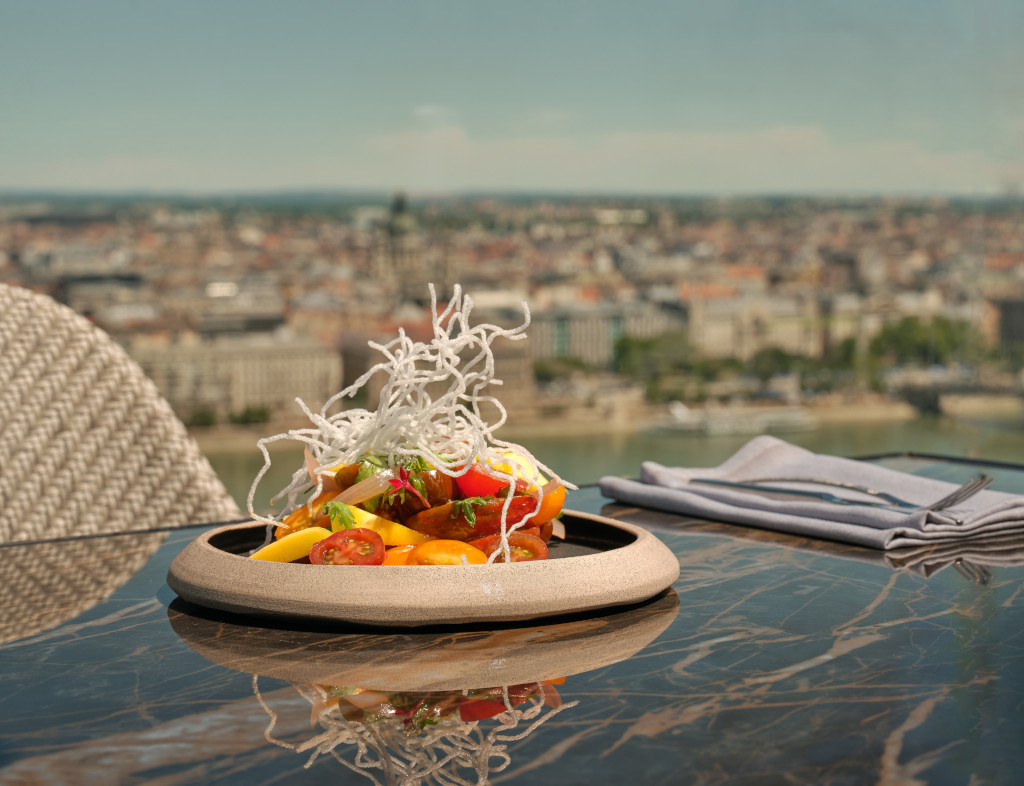 A koktélok mellett a skybar gasztronómiai élményének másik fontos pillére az, amit Maráczi Imre, culinary director és Graur Zoltán, culinary chef a tányérokra varázsol