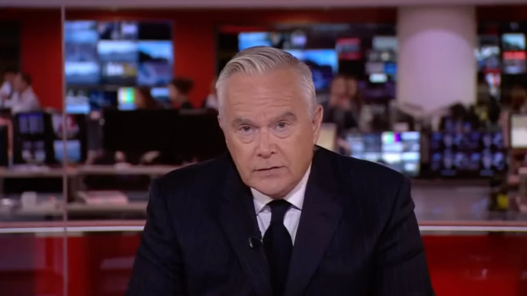 A BBC hírolvasója bejelenti II. Erzsébet halálát.