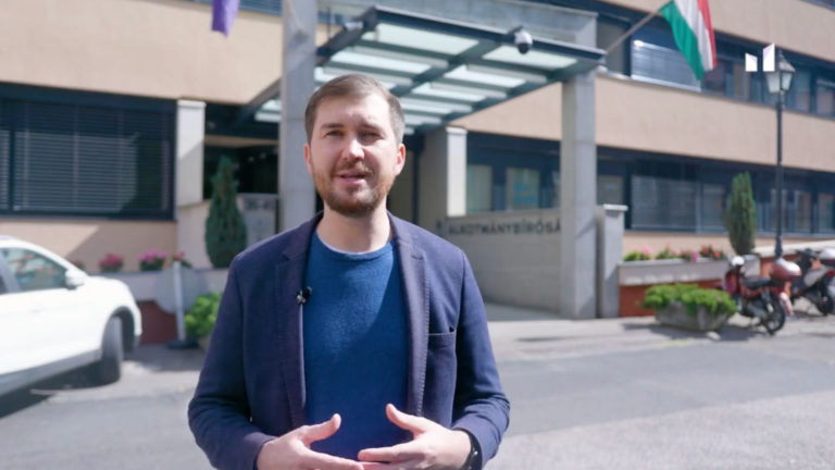 Gelencsér Ferenc, a Momentum elnöke sajtótájékoztatót tart az Alkotmánybíróság épülete előtt.