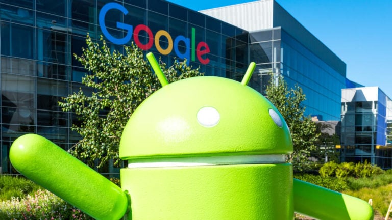 Android figura a Google kaliforniai központja előtt.
