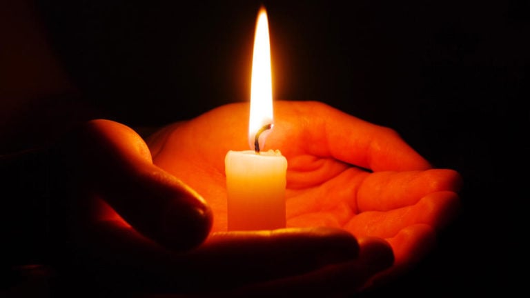 Gyertya, gyász, halál.