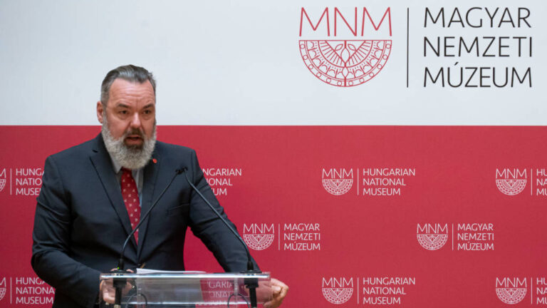 L. Simon László, a Magyar Nemzeti Múzeum főigazgatója köszöntőt mond a World Press Photo 2022 kiállítás megnyitóján a Magyar Nemzeti Múzeumban 2022. szeptember 22-én.