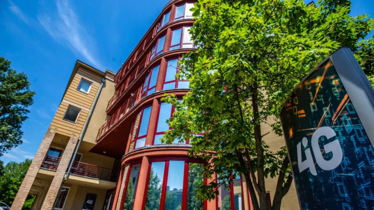 A 4iG irodaháza Budapesten, a Montevideo utcában.