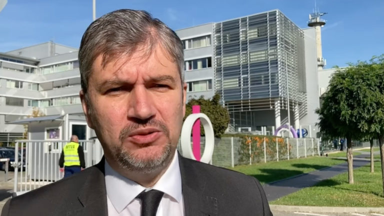 Hadházy Ákos az MTVA Kunigunda úti épülete előtt.