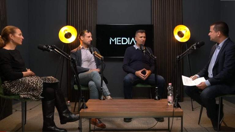 A Media1 2022-es E-kereskedelem beszélgetéssorozatának 4. része és a résztvevők balról-jobbra: Takács Borbála, az Adevinta Hungary marketingigazgatója, Nemes Dániel IT-szakértő, a Biztributor elnöke, dr. Ormós Zoltán internetes jogász, az Ecommerce Hungary alelnöke, Szalay Dániel, a Media1 főszerkesztője