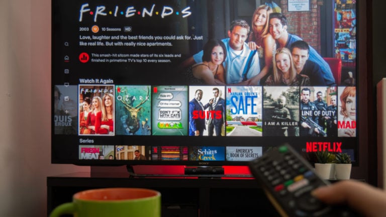A Netflix kezdőoldala egy televízió képernyőjén.