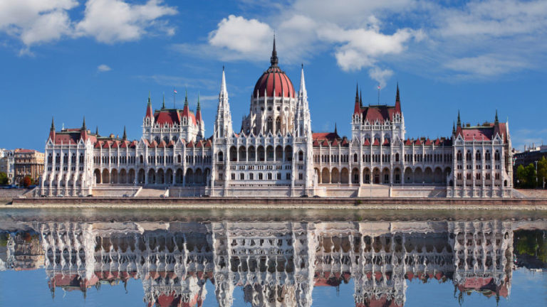 Az Országház épülete Budapesten.