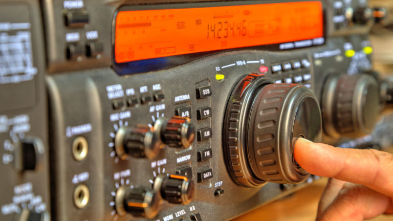 Nagyfrekvenciás rádió adó-vevő készülék.