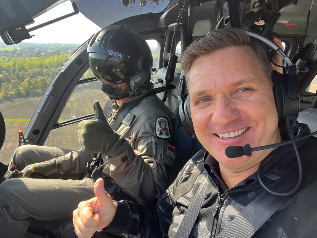 Novák András és Simon Zsolt alezredes a H145-ös katonai helikopteren, közvetítés közben.