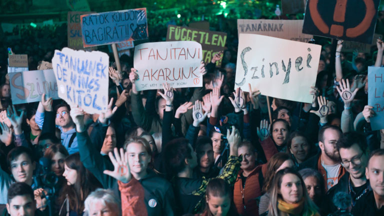 A tanárok melletti szolidaritási tüntetés és koncert résztvevői Budapesten, a Kossuth téren 2022. október 5-én.