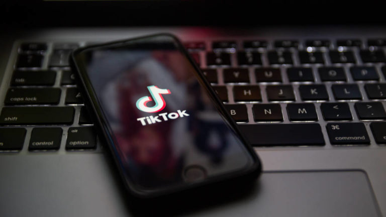 TikTok alkalmazás egy okostelefon képernyőjén.