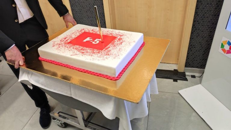 A TV2-t tortával köszöntik 25. születésnapja alkalmából az Internet Hungary-n 2022.10.04-én