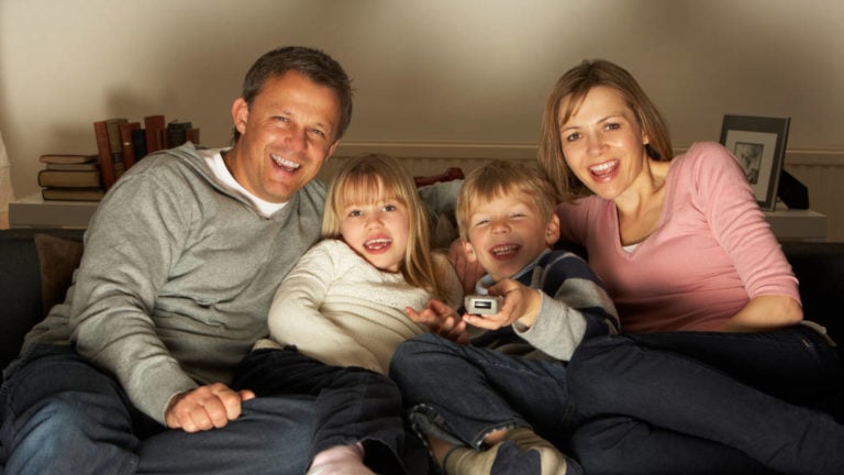 Televíziót néző család.