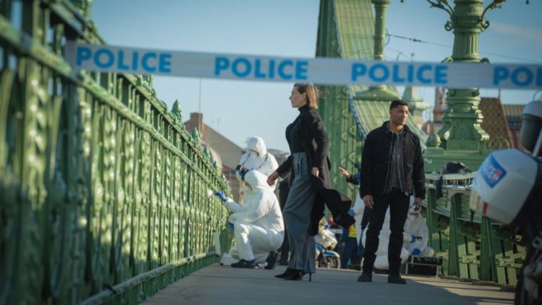 Az FBI International egyik budapesti jelenete a Szabadság hídon.