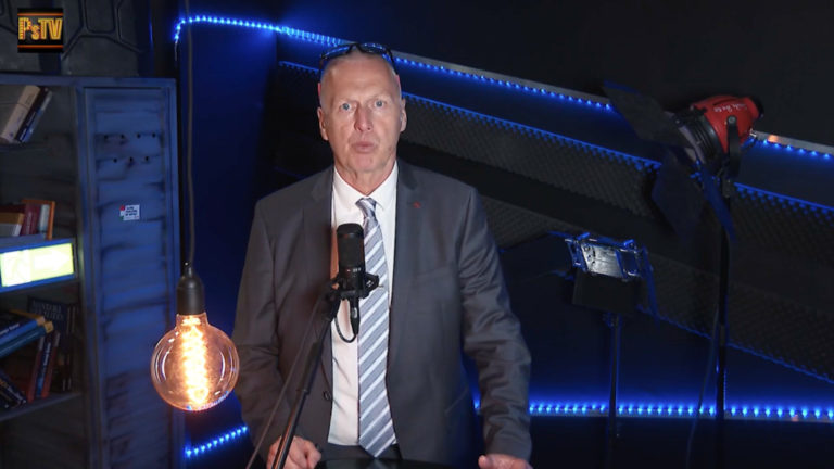 George Spöttle „biztonságpolitikai szakértő” a PestiSrácok felületén megjelent videójában.