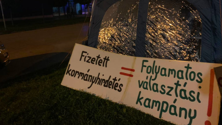 Hadházy Ákos sátra az MTVA előtt